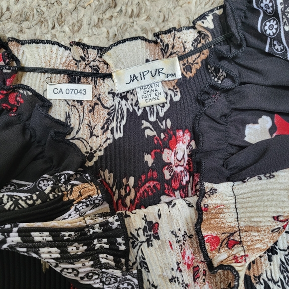 Jaipur Black and Red Floral Women's Blouse - Picture 5 of 7